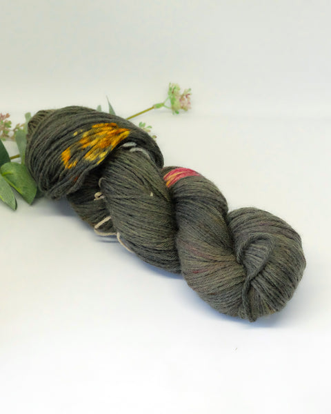 Hand-dyed yarn with speckles | 100% wool | 100g